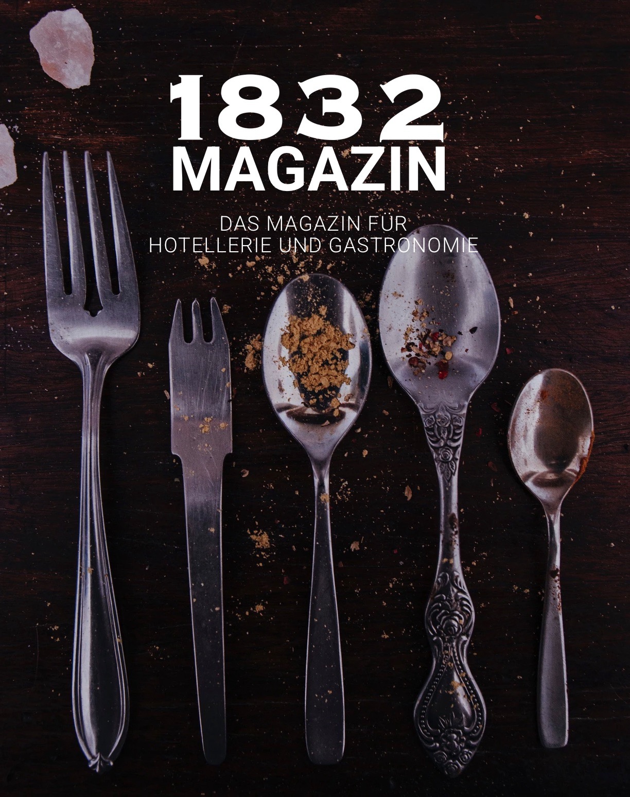 Cover des 1832 MAGAZINs Ausgabe 0 mit Besteck und kunstvoll arrangierten Gewürzen.