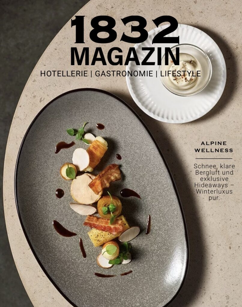 Cover des 1832 MAGAZINs Ausgabe 9 mit einem stilvoll angerichteten Gourmetgericht und Kaffee.