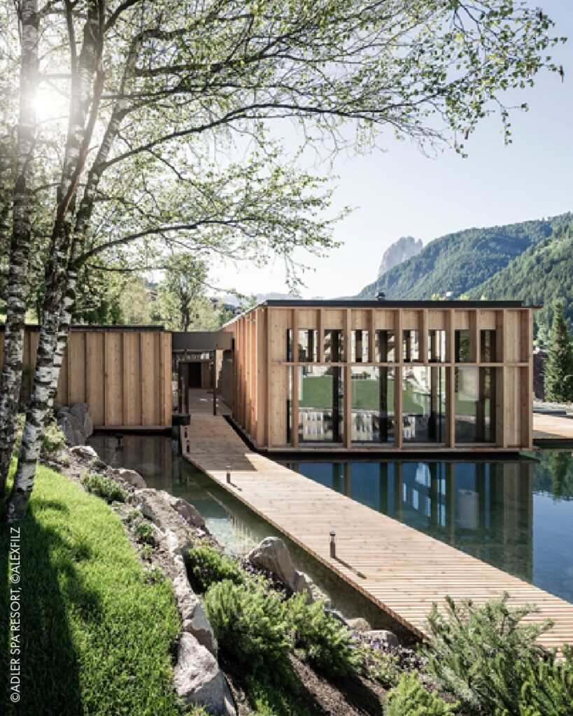 ADLER Spa Resort DOLOMITI in St. Ulrich mit modernem Spa-Bereich und Wasserlandschaft in Südtirol.