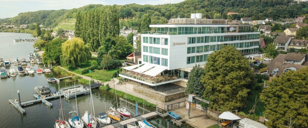 FÄHRHAUS Koblenz direkt am Rhein mit moderner Architektur