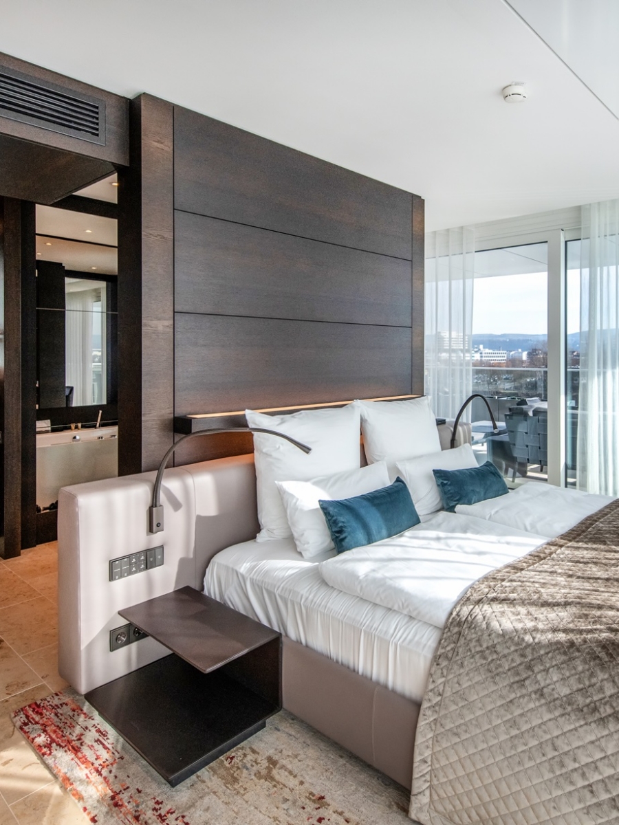 Modernes Zimmer im FÄHRHAUS Koblenz mit hochwertigem Design und Rheinblick