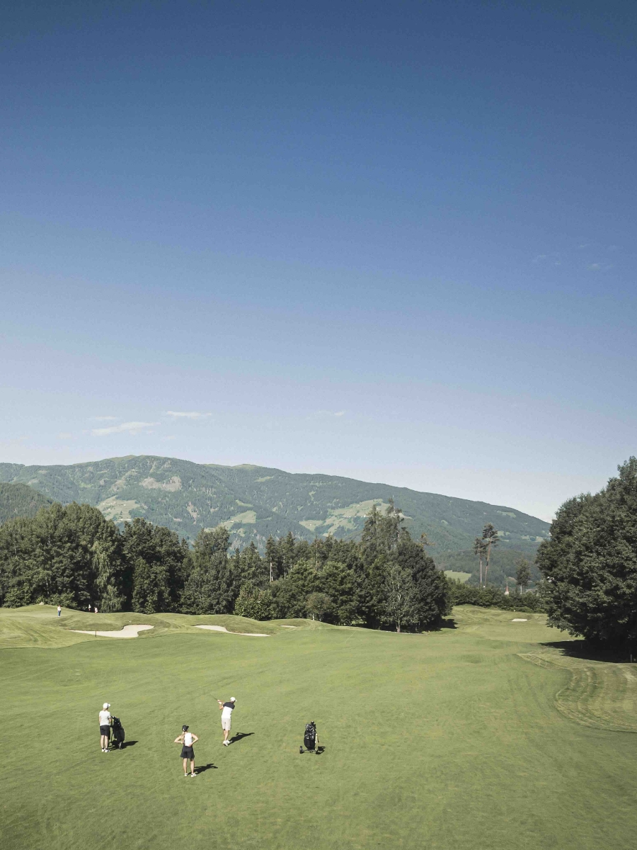 Golfer auf dem Golfclub Pustertal in Reischach bei Bruneck in Südtirol.