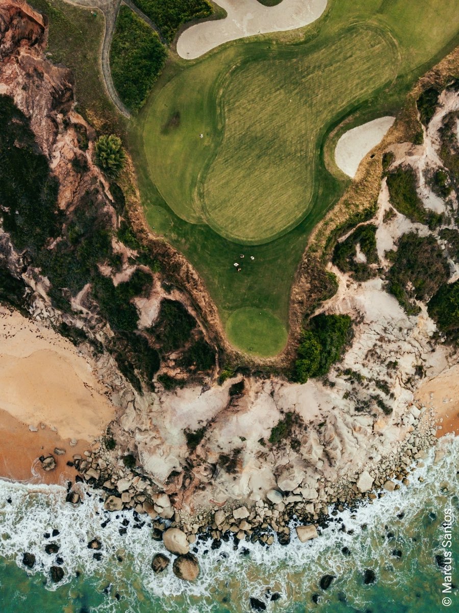 Golfplatz am Meer Küstengolfplatz Luftaufnahme.