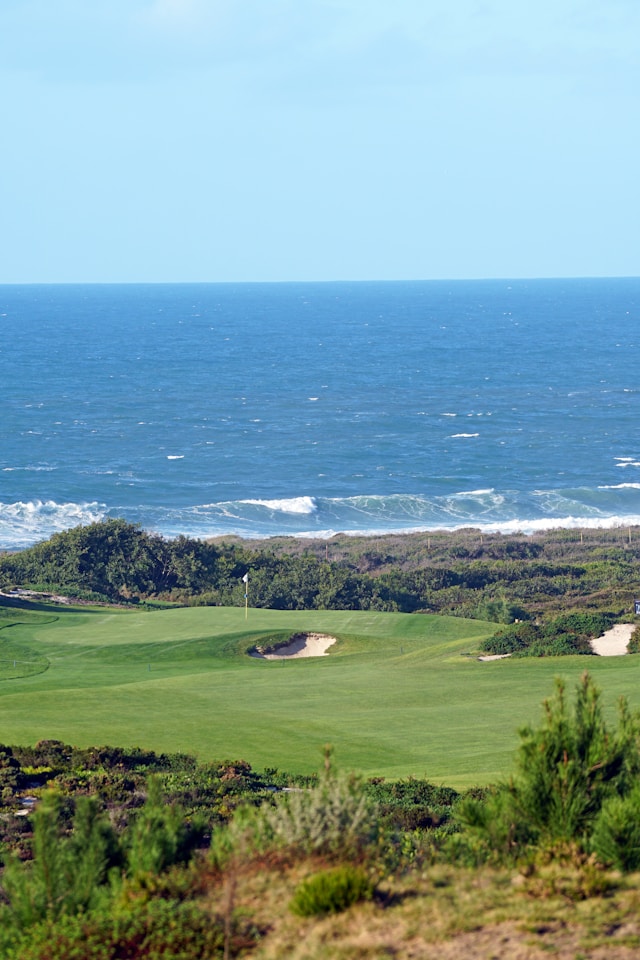Golfplatz direkt am Meer mit Blick auf den Ozean – spektakulärer Küstengolfplatz für unvergessliche Golfrunden.