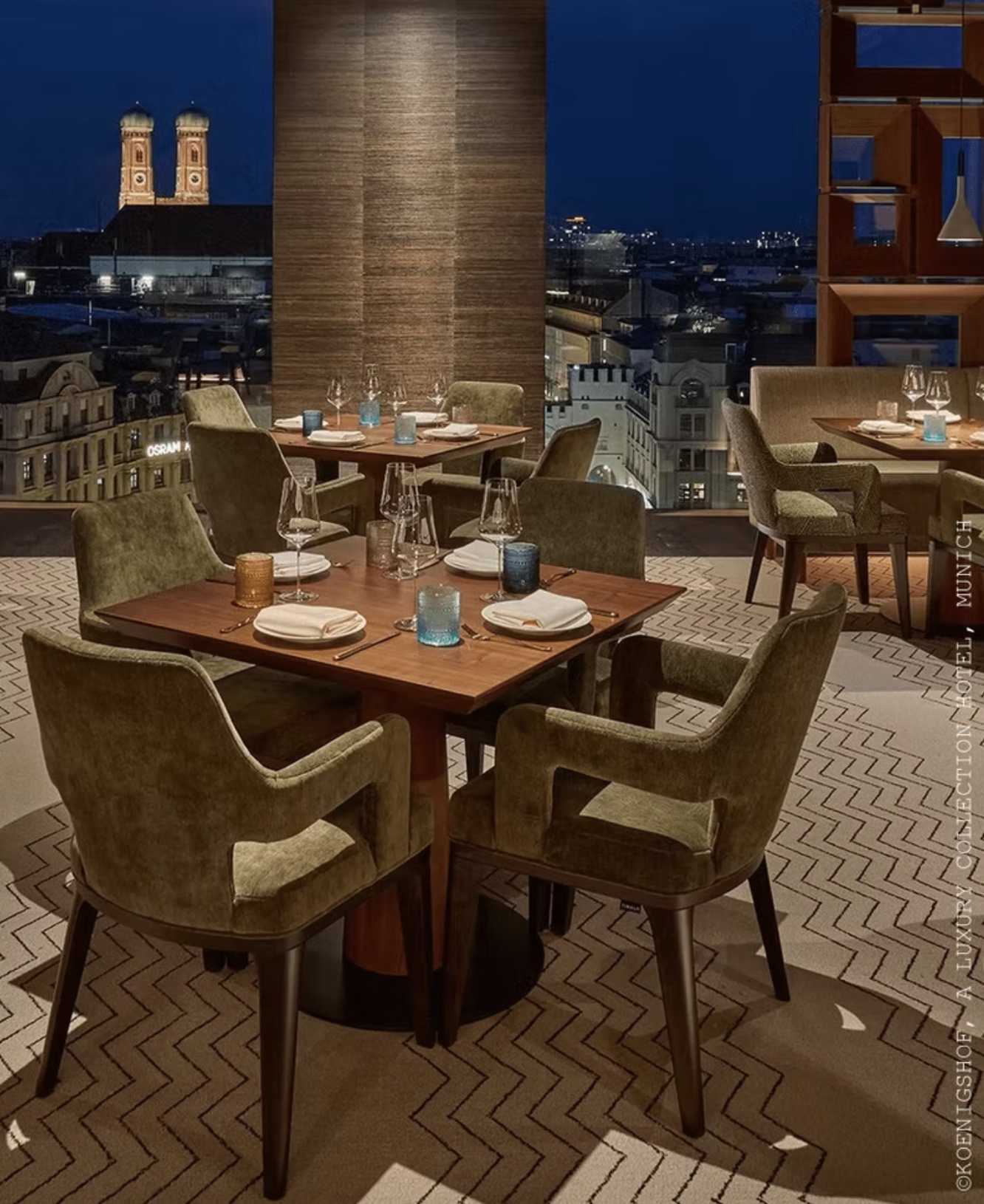 Elegantes Restaurant GRETA OTO im Koenigshof München mit Blick über die Münchner Skyline und der Frauenkirche.