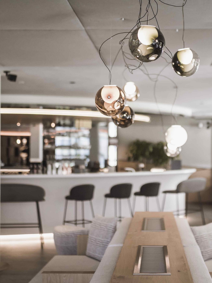 Moderne Hotelbar und stilvolle Lounge im Hotel Winkler am Kronplatz in Südtirol.