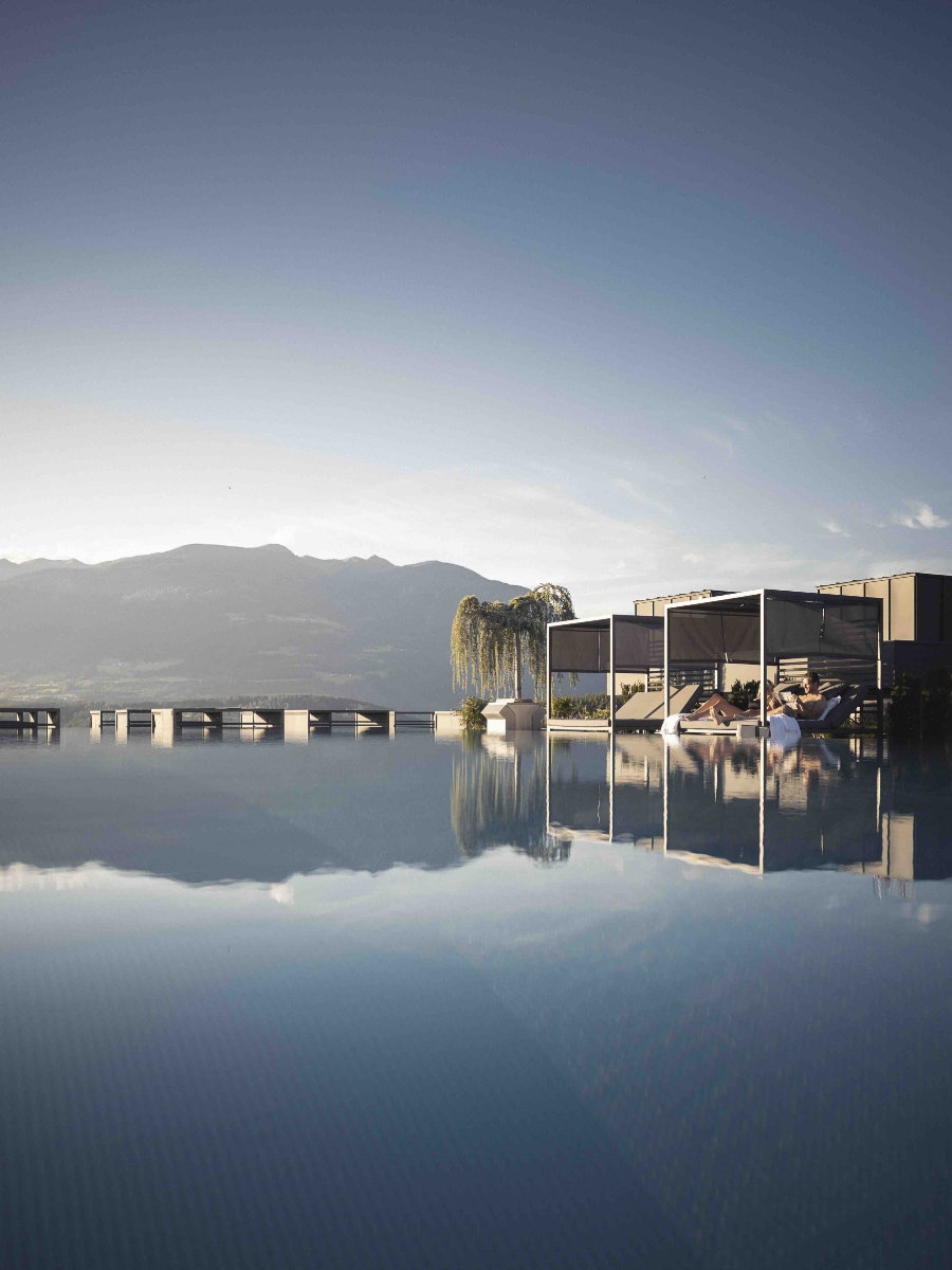 Infinity Pool im Hotel Winkler am Kronplatz mit Panoramablick auf die Südtiroler Bergwelt.