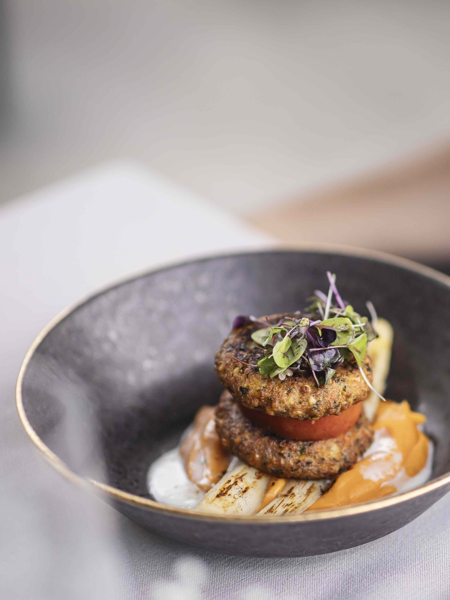 Kreatives Gourmetgericht aus der regionalen Küche des Hotel Winkler am Kronplatz.