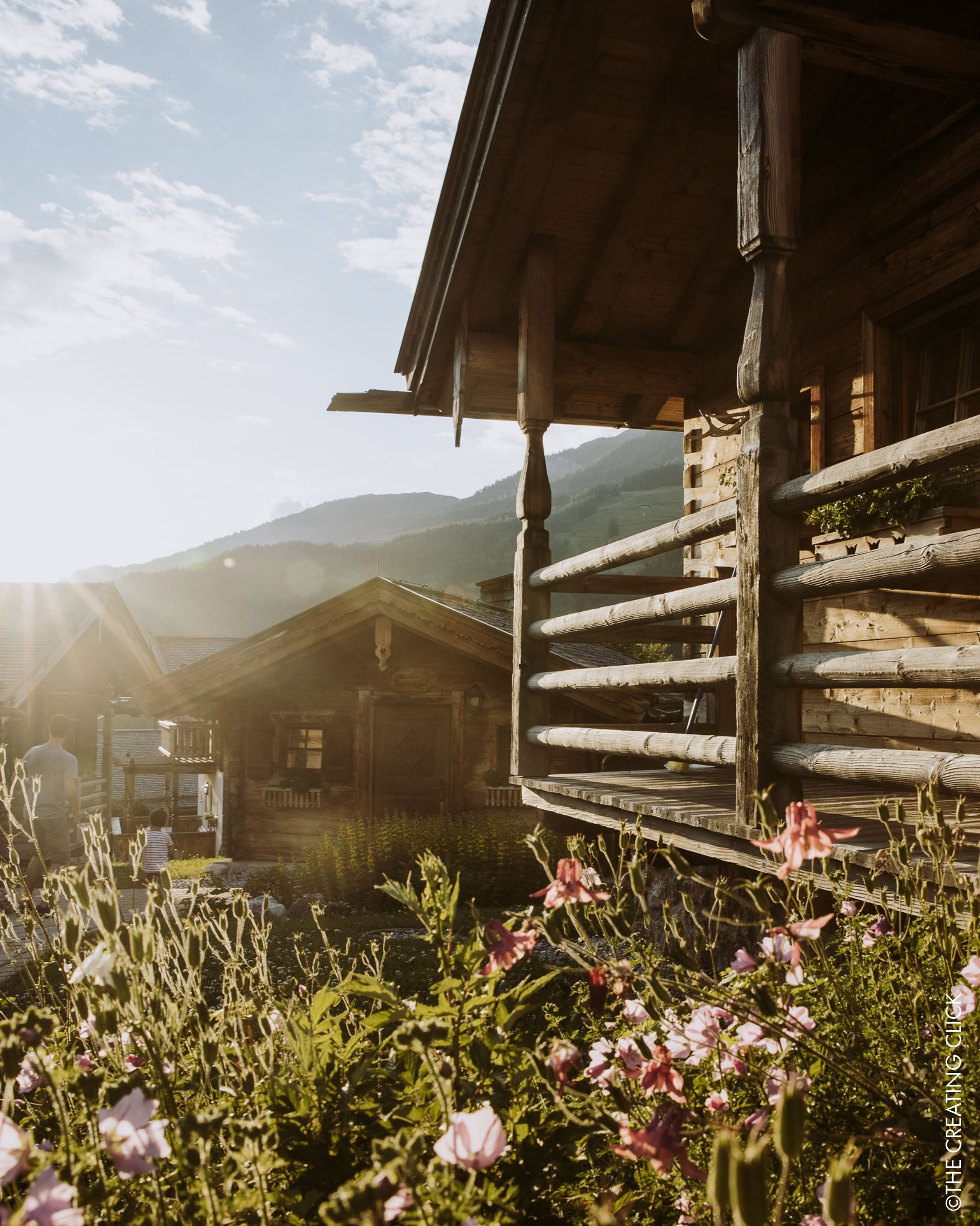 Holzchalets des Naturresort Puradies in Leogang mit Blick auf die Berglandschaft im Salzburger Land.